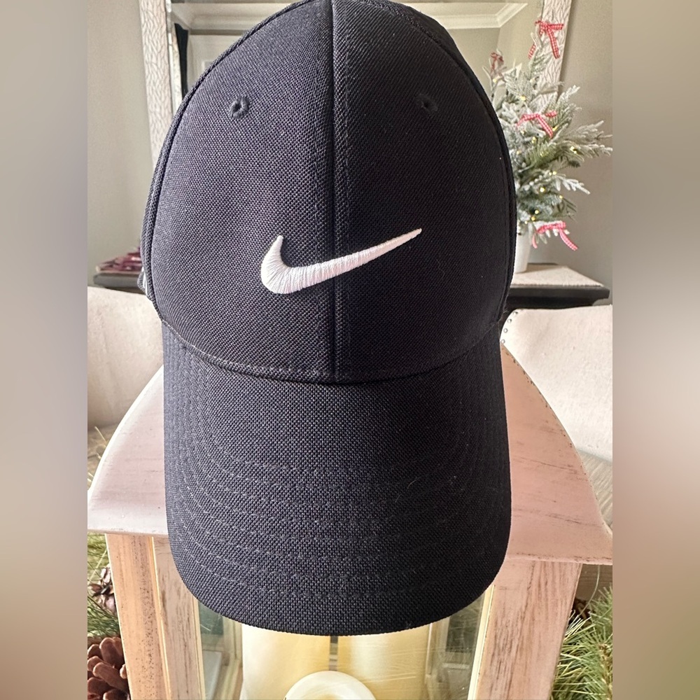 Nike Golf VRS 20XI Golf Black Hat Flexfit Tiger Woods Nike Swoosh